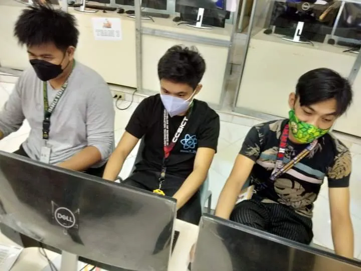 Ericson, in the middle, with classmates at the college computer lab